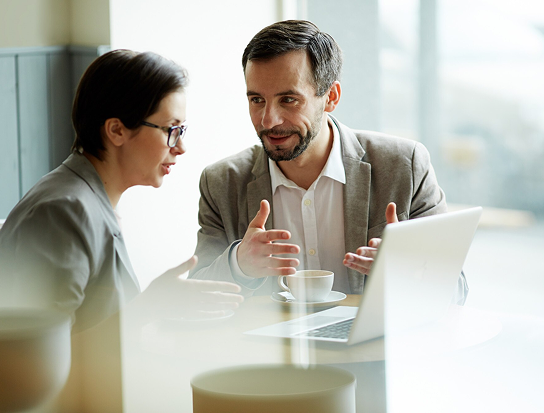 Profesionales trabajando en equipo